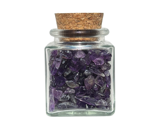 Dekoglas mit Amethyst Trommelsteinen auf weißem Hintergrund