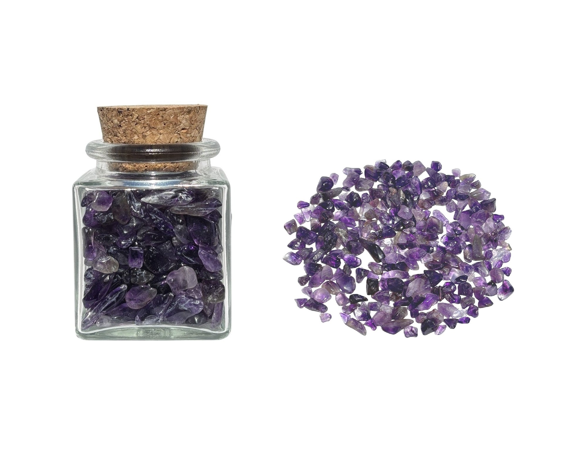 Amethyst Trommelsteine im Dekoglas und sichtbaren Inhalt auf weißem Hintergrund