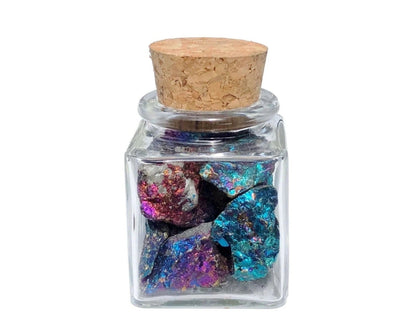 Ansicht von vorn: schimmernde Buntkupfer Steine im Dekoglas auf weißem Hintergrund