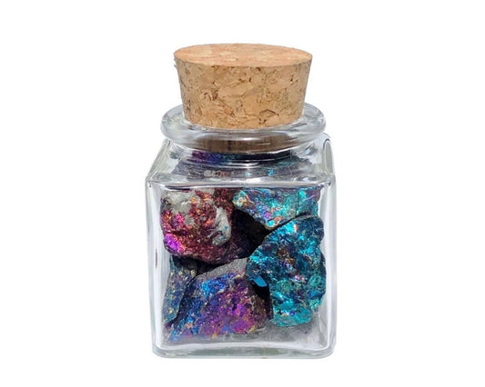 Ansicht von vorn: schimmernde Buntkupfer Steine im Dekoglas auf weißem Hintergrund