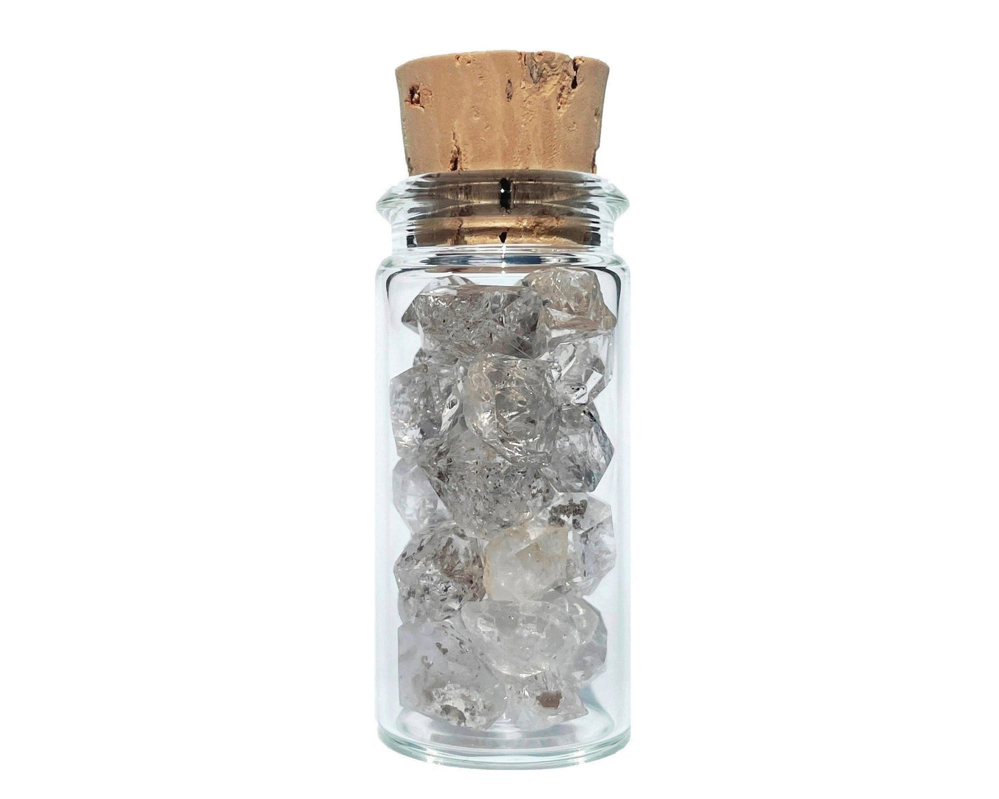 natürliche Herkimer Kristalle im Glasfläschchen auf weißem Hintergrund