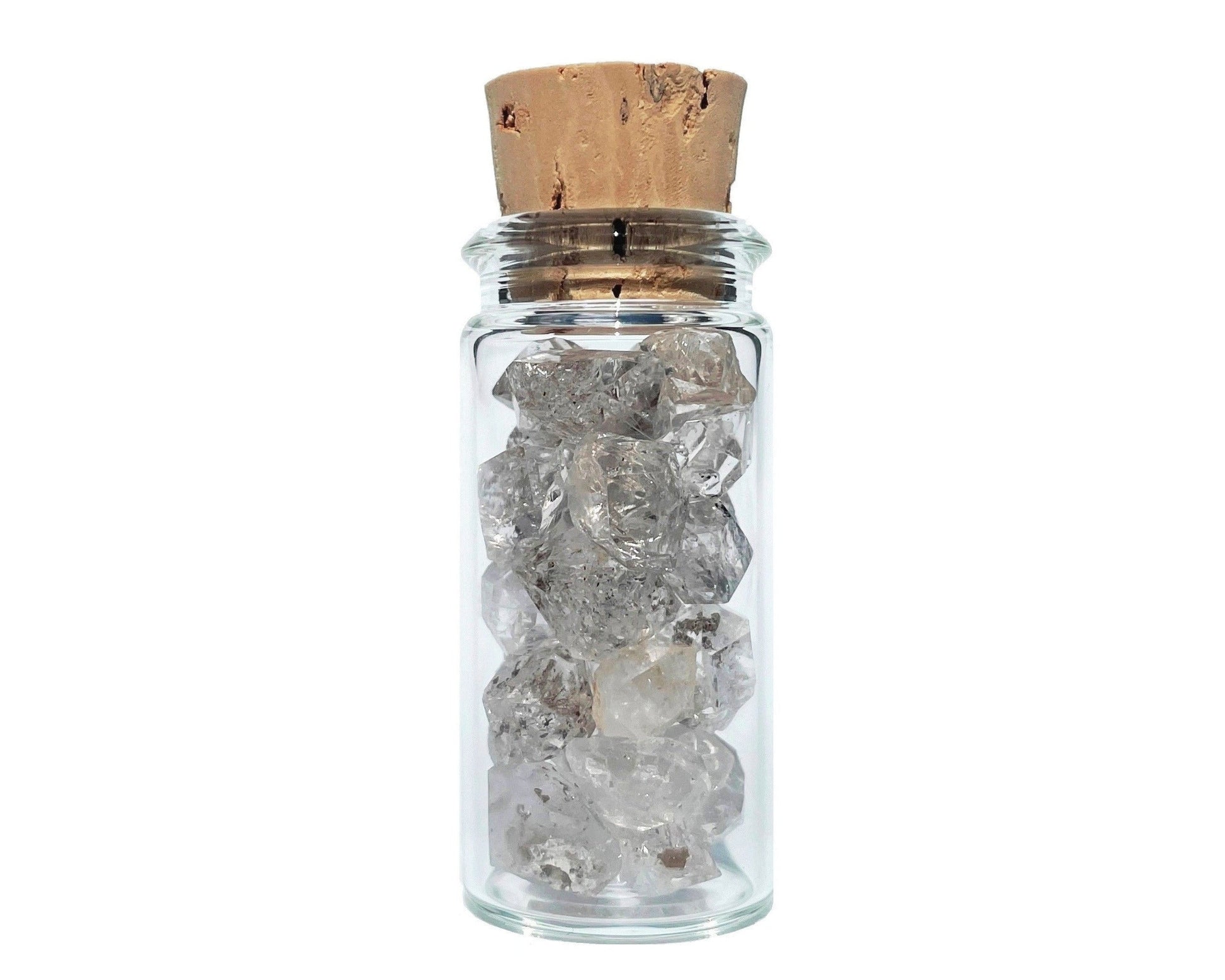 natürliche Herkimer Kristalle im Glasfläschchen auf weißem Hintergrund
