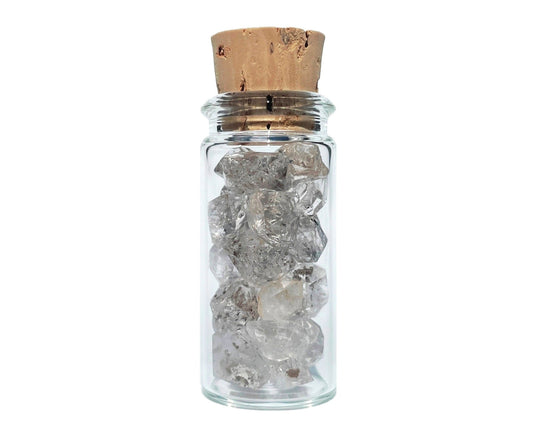natürliche Herkimer Kristalle im Glasfläschchen auf weißem Hintergrund