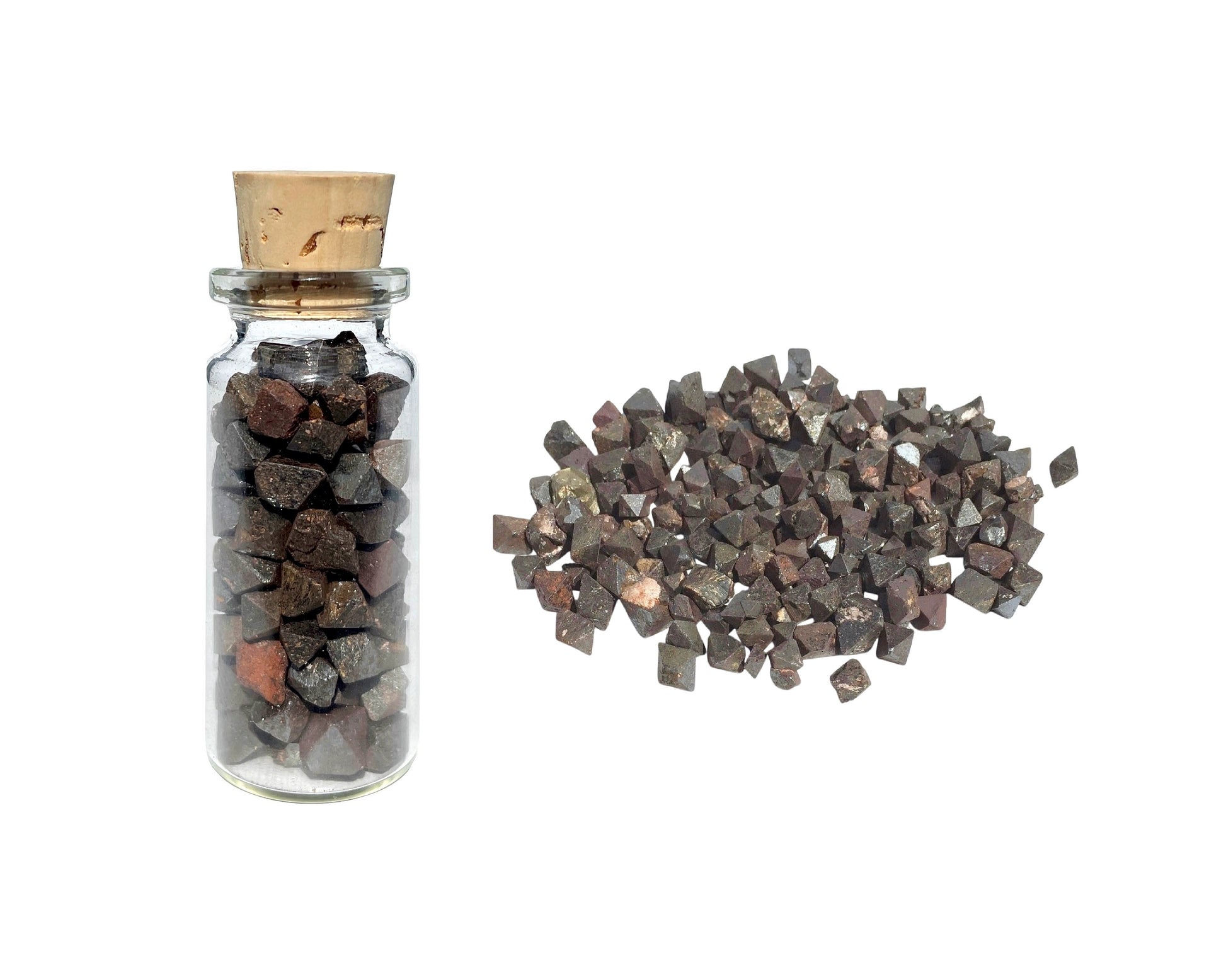 Vorderansicht eines braunen Magnetit-Oktaeders in einem Dekoglas, umgeben von zahlreichen Magnetitkristallen auf weißem Hintergrund