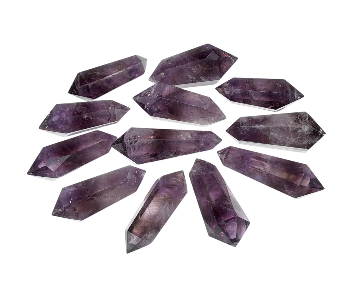 violette Amethyst Doppelender auf weißem Hintergrund