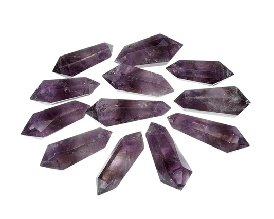 violette Amethyst Doppelender auf weißem Hintergrund