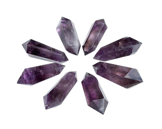 Vielzahl an dunkel violetten Amethyst Doppelenern auf weißem Hintergrund