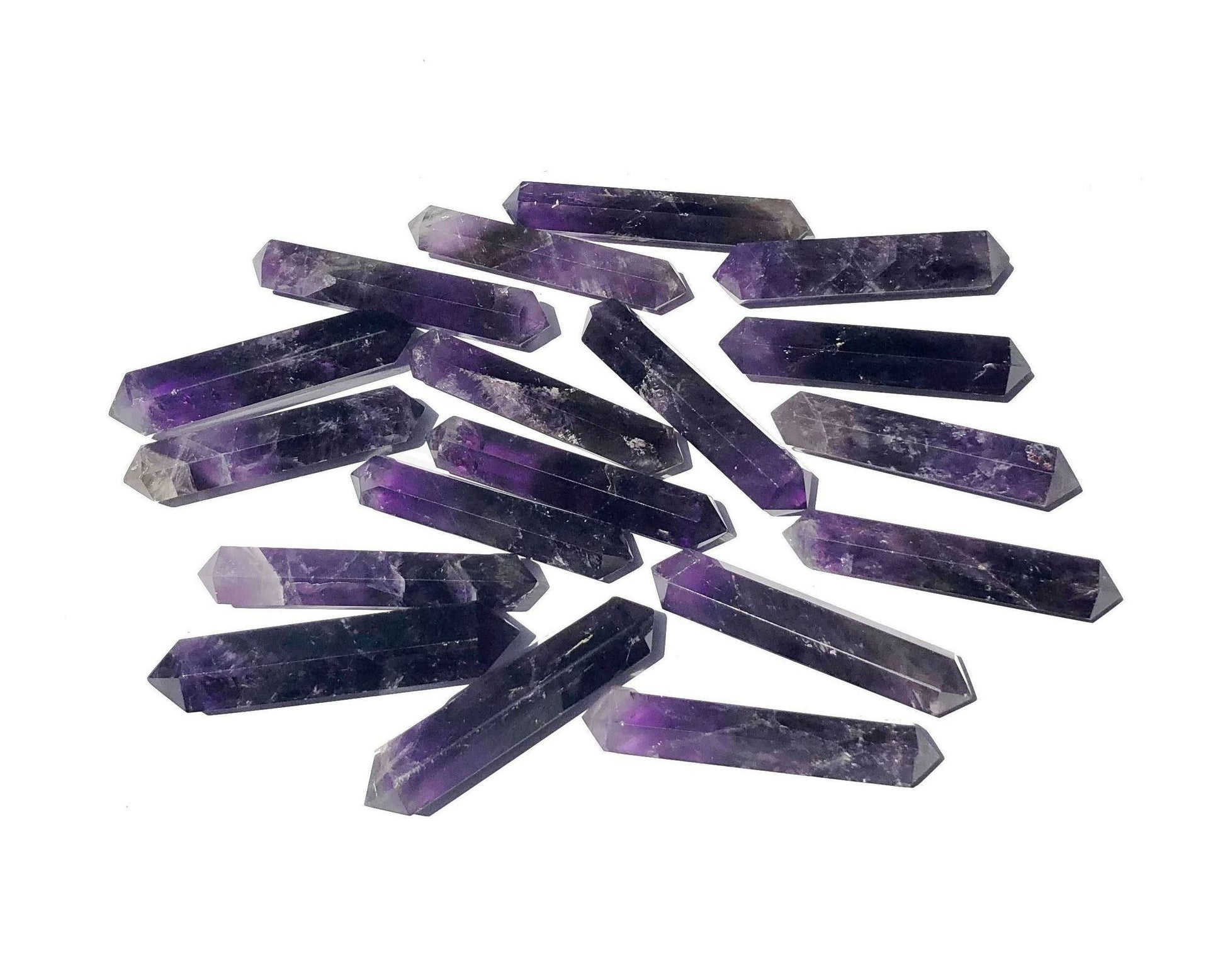 Vielzahl an dunkel violetten Amethyst Doppelenern auf weißem Hintergrund