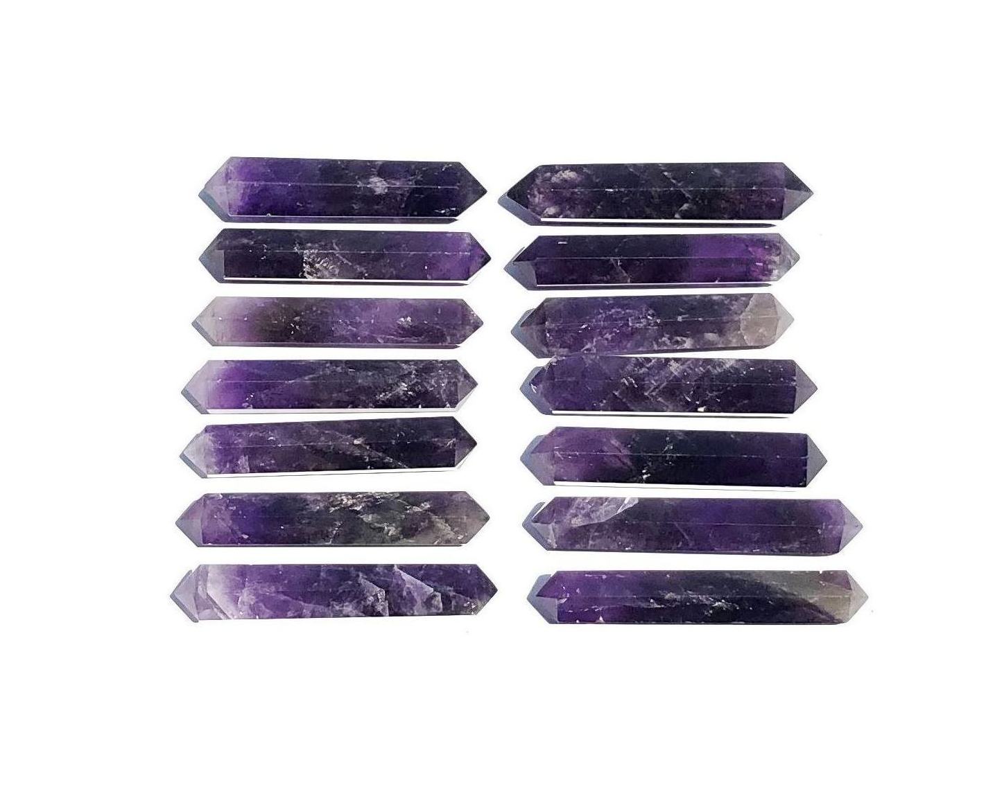 Amethyst Doppelnder in violetten Farbtönen untereinander angeordnet auf weißem Hintergrund