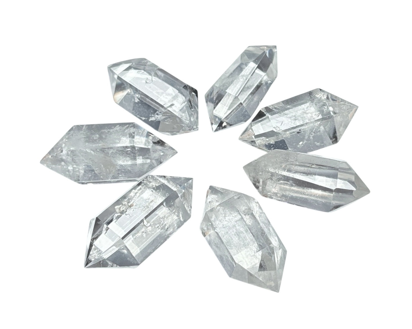 Bergkristall Doppelender sternförmig angeordnet auf weißem Hintergrund