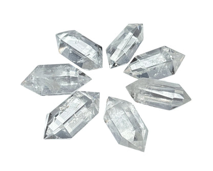 Bergkristall Doppelender sternförmig angeordnet auf weißem Hintergrund