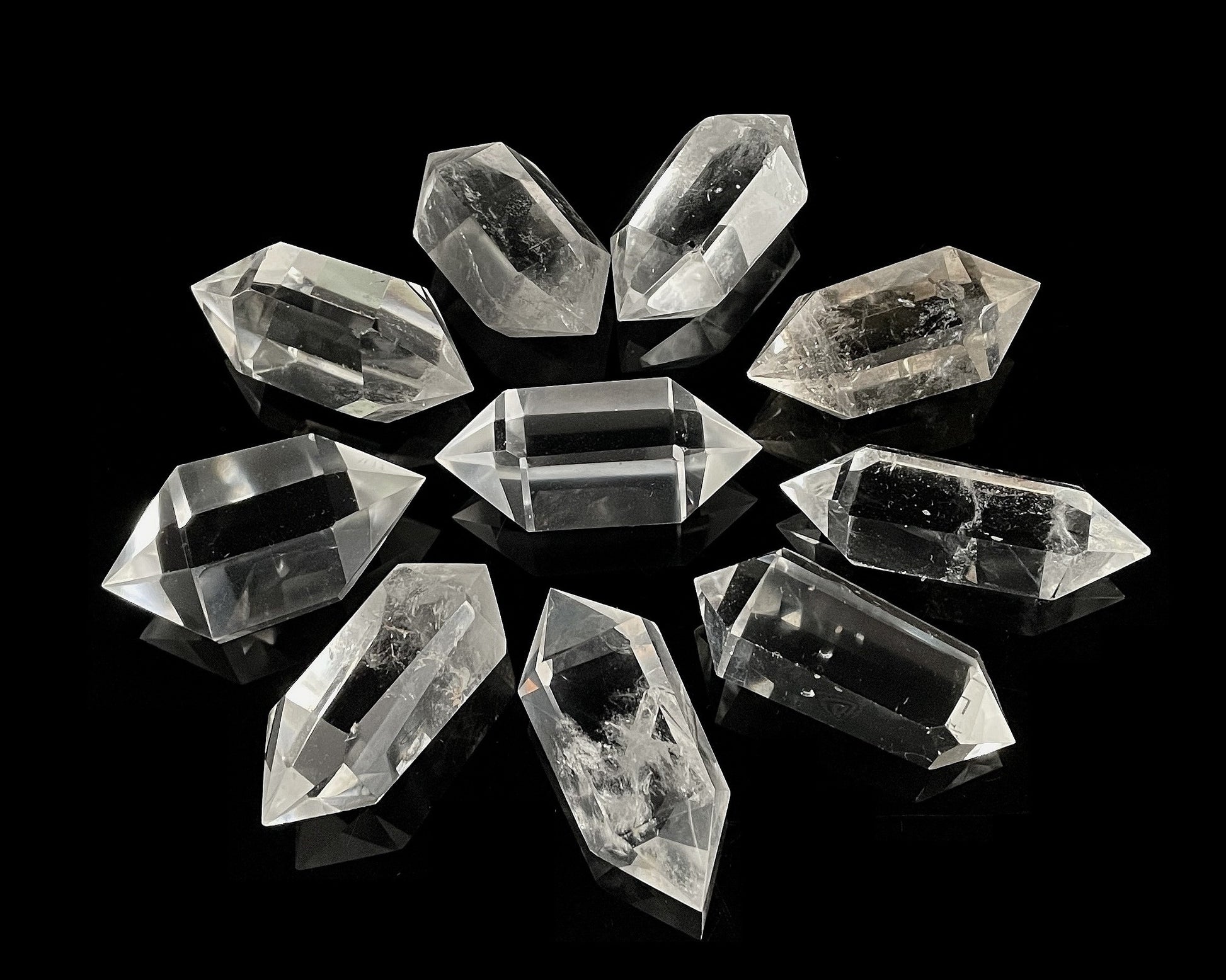 Bergkristall Doppelender sternförmig angeordnet auf schwarzem Hintergrund