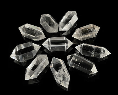 Bergkristall Doppelender sternförmig angeordnet auf schwarzem Hintergrund