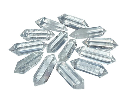 Vorderansicht: Bergkristall Doppelender auf weißem Hintergrund