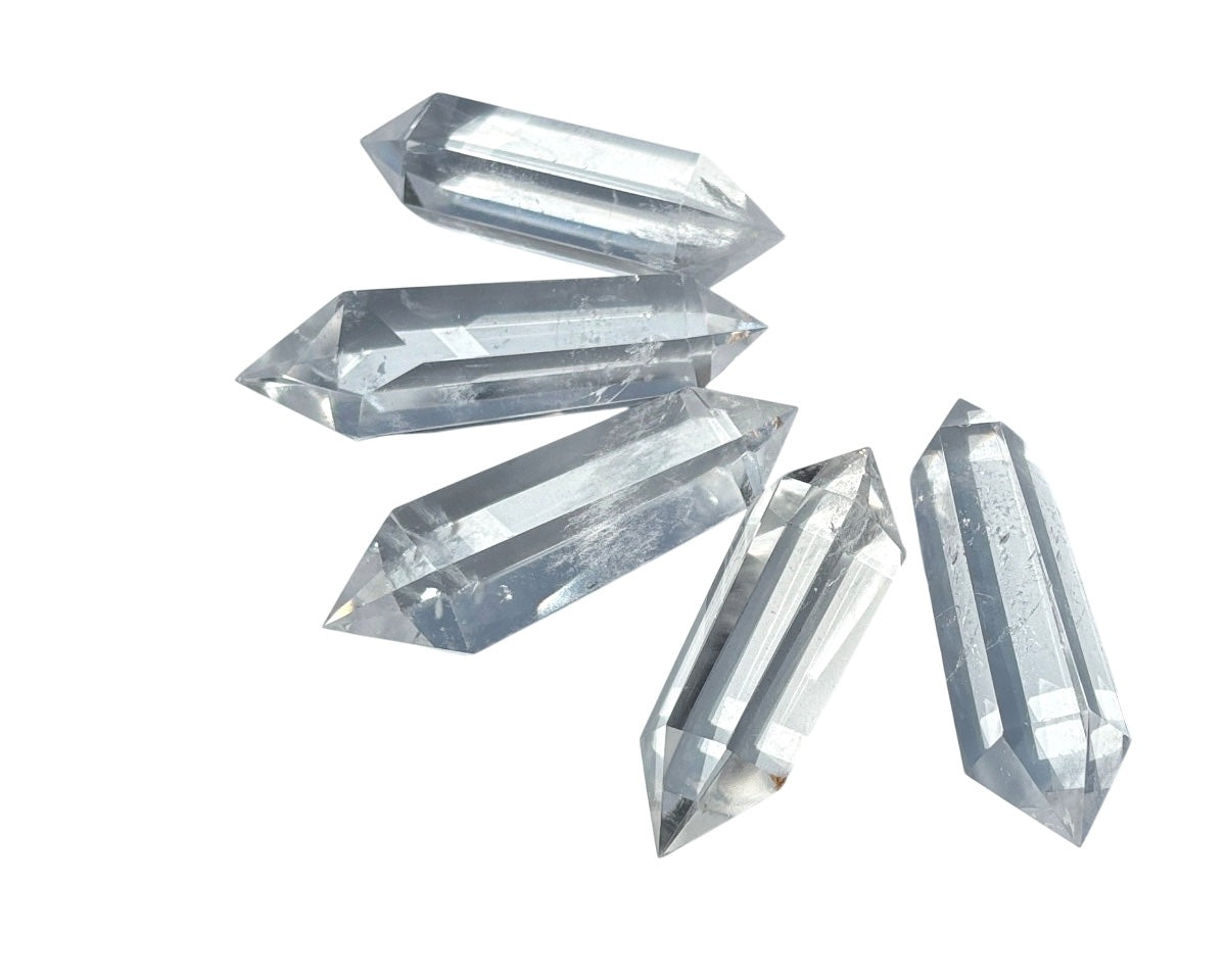 Bergkristall Doppelender nebeneinander angeordnet auf weißem Hintergrund