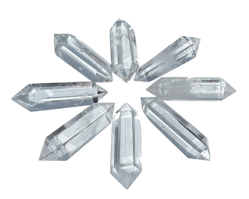 Bergkristall Doppelender sternförmig angeordnet auf weißem Hintergrund