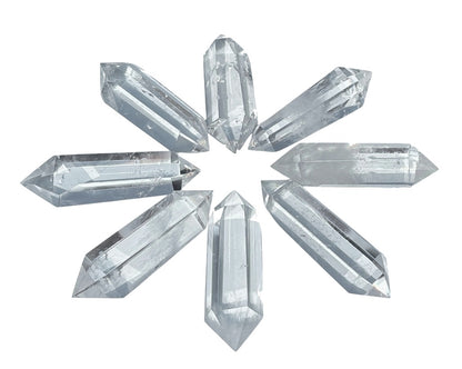 Bergkristall Doppelender sternförmig angeordnet auf weißem Hintergrund