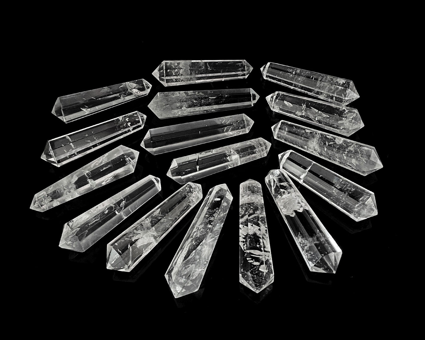 schmale kleine Bergkristall Doppelender auf schwarzem Hintergrund