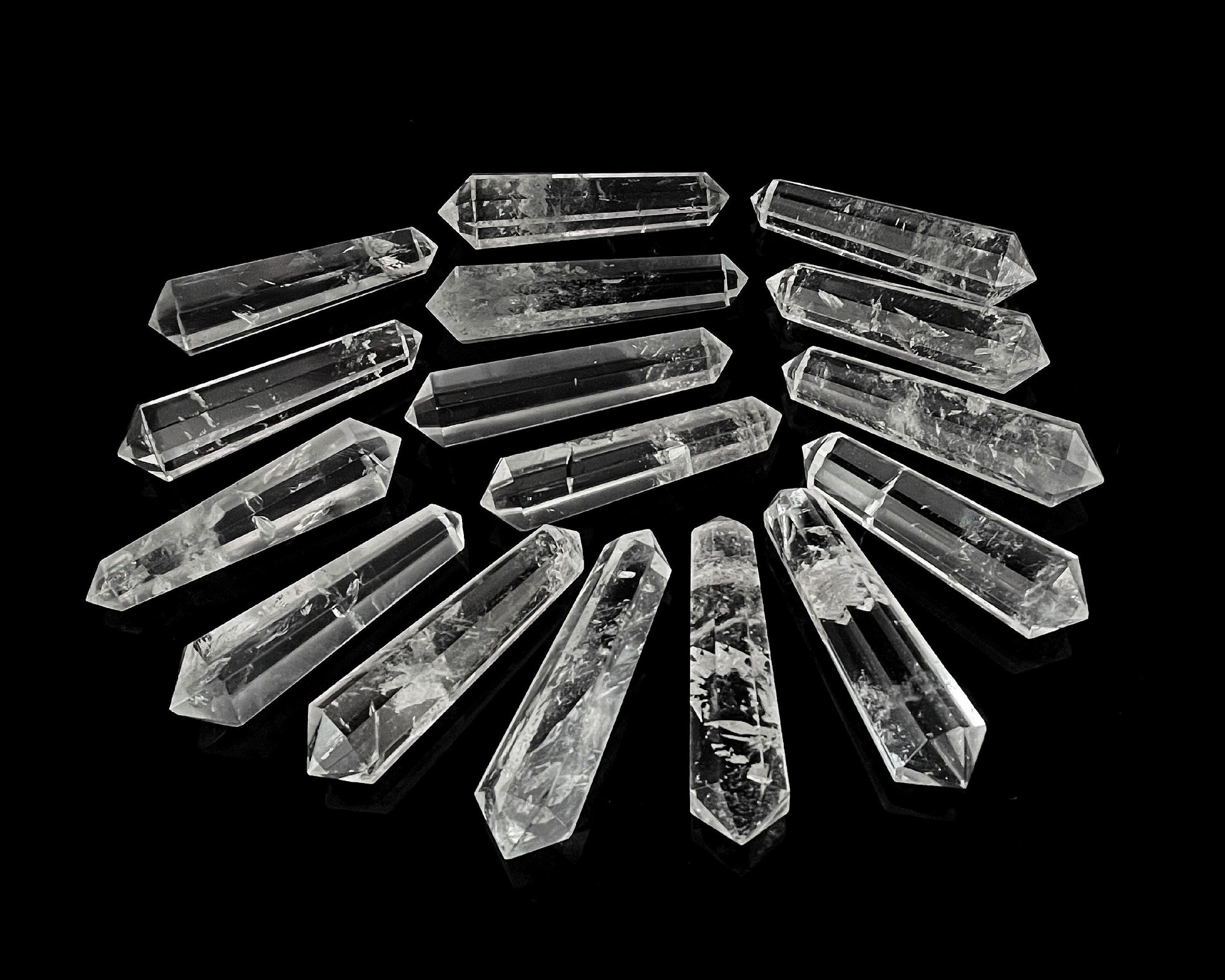 schmale kleine Bergkristall Doppelender auf schwarzem Hintergrund