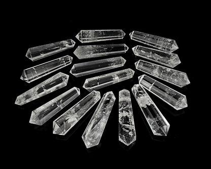 schmale kleine Bergkristall Doppelender auf schwarzem Hintergrund