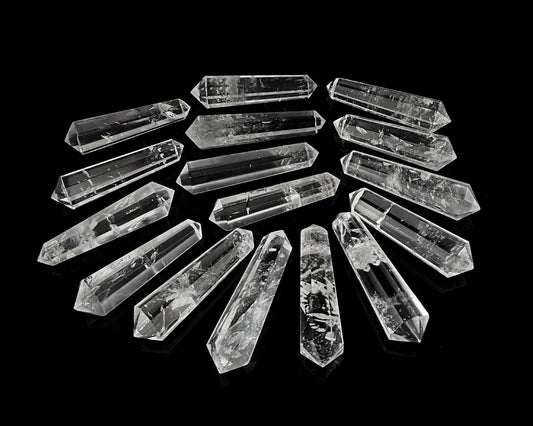 schmale kleine Bergkristall Doppelender auf schwarzem Hintergrund