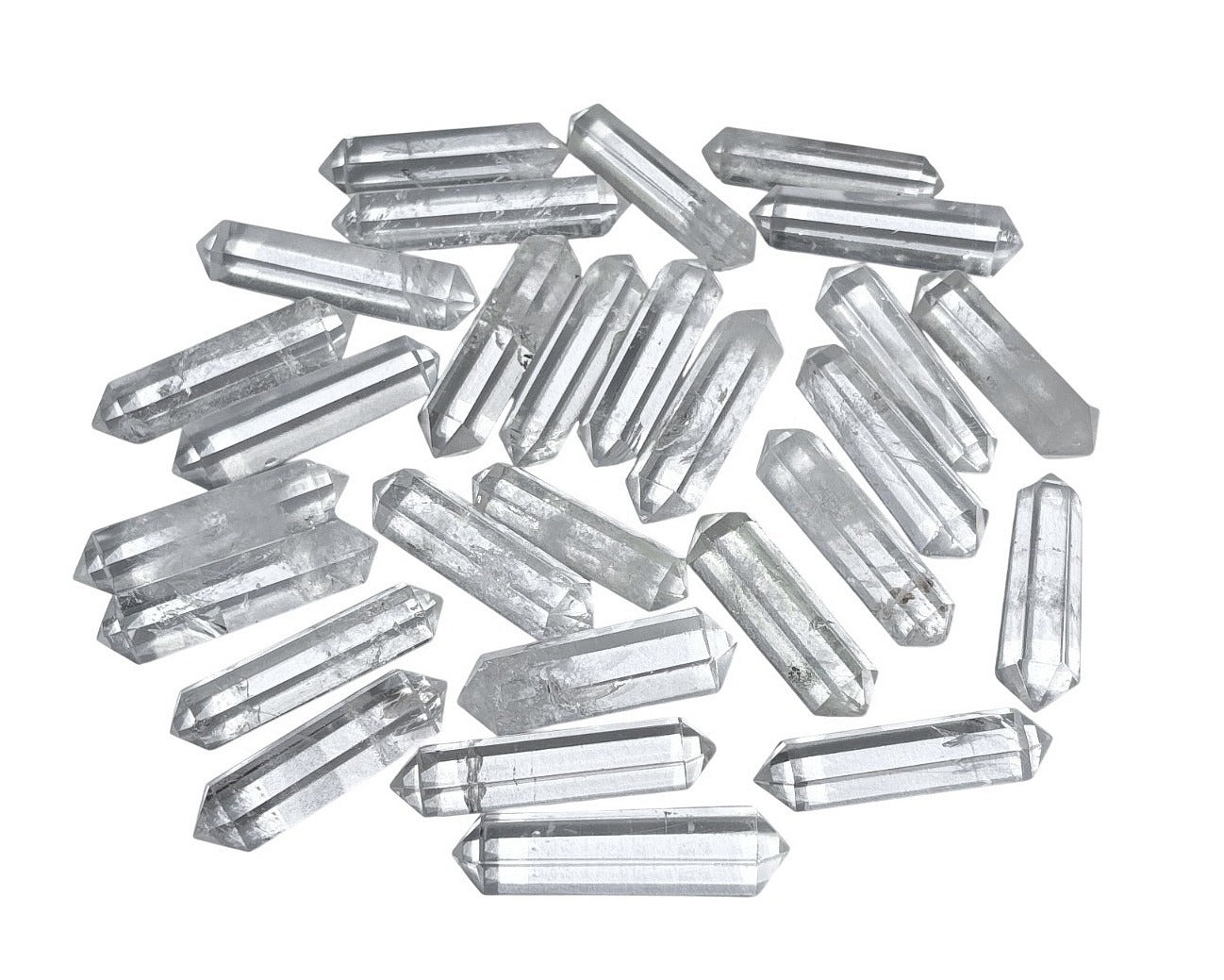 schmale kleine Bergkristall Doppelender auf weißem Hintergrund