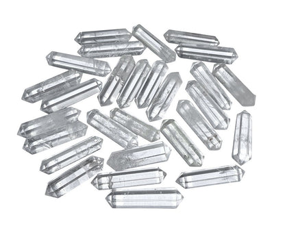 schmale kleine Bergkristall Doppelender auf weißem Hintergrund