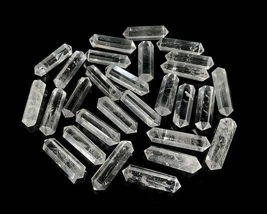 kleine Bergkristall Doppelender auf schwarzem Hintergrund