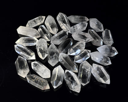 kompakte Bergkristall Doppelender auf schwarzem Hintergrund