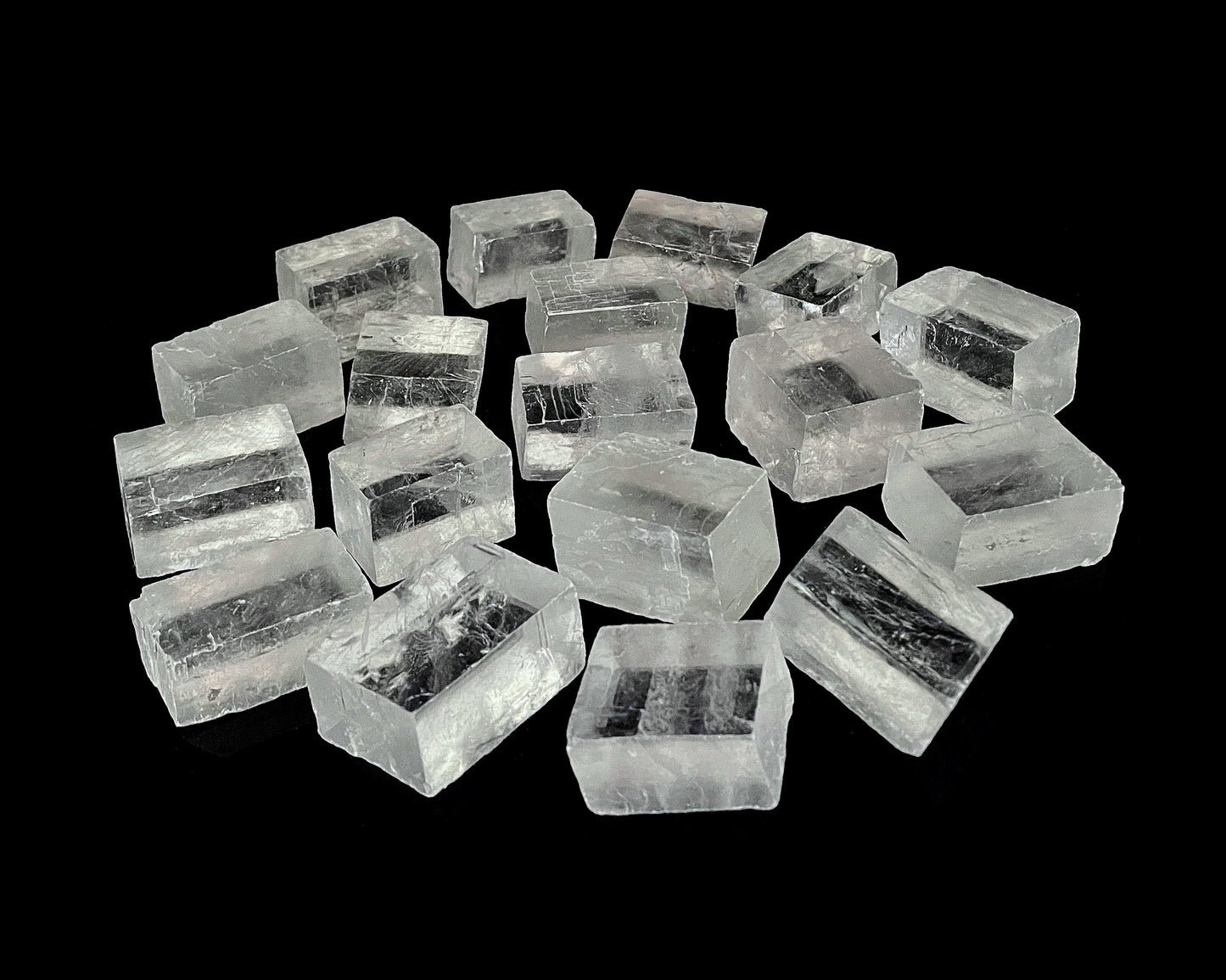 Vorderansicht mit vielen natürlichen Calcit Kristallen (Doppelspat) auf schwarzem Hintergrund