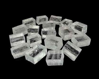 Vorderansicht mit vielen natürlichen Calcit Kristallen (Doppelspat) auf schwarzem Hintergrund