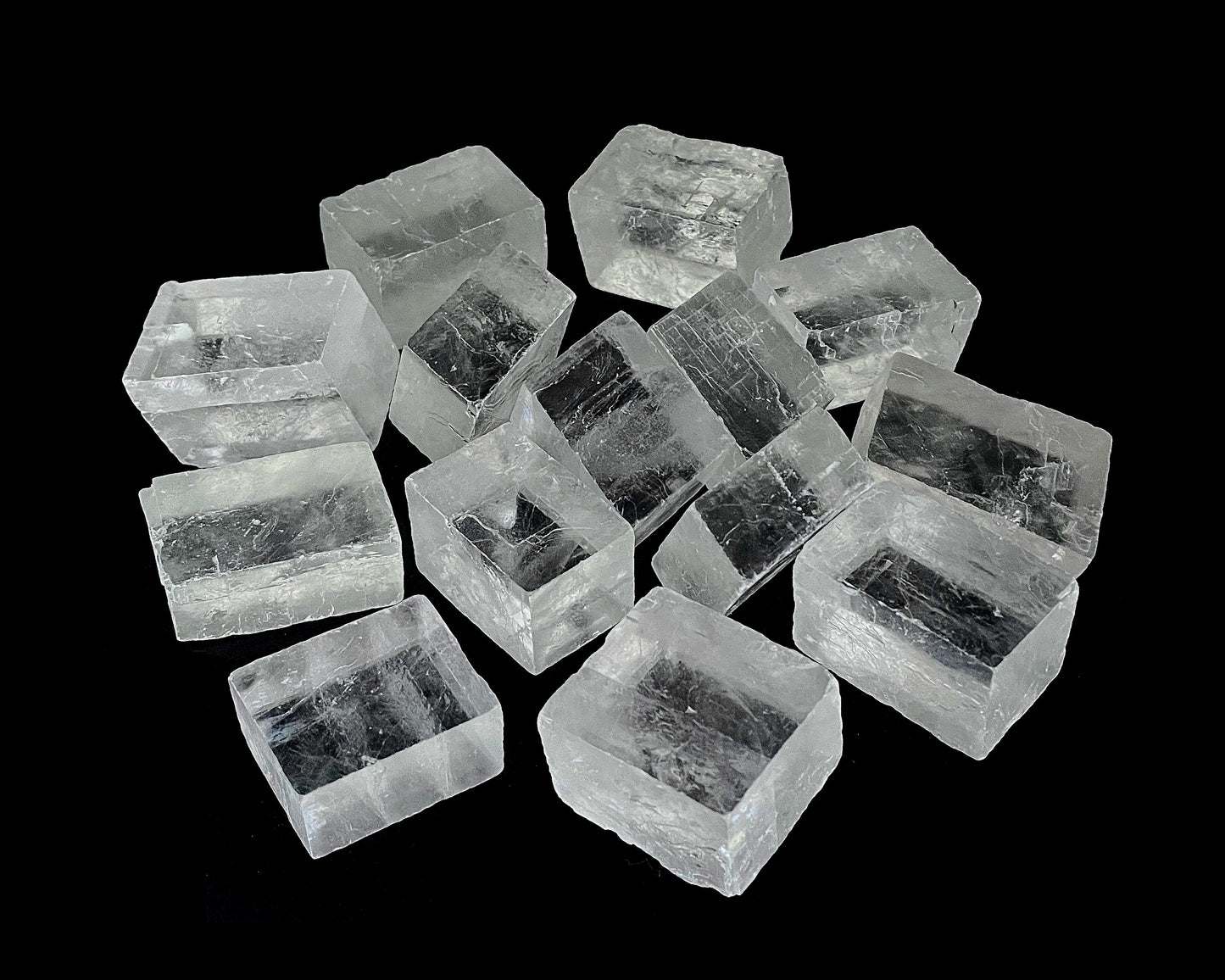 Vorderansicht: Viele natürliche Calcit Kristalle (Doppelspat) in vielfältigen Formen