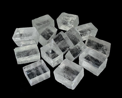 Vorderansicht: Viele natürliche Calcit Kristalle (Doppelspat) in vielfältigen Formen