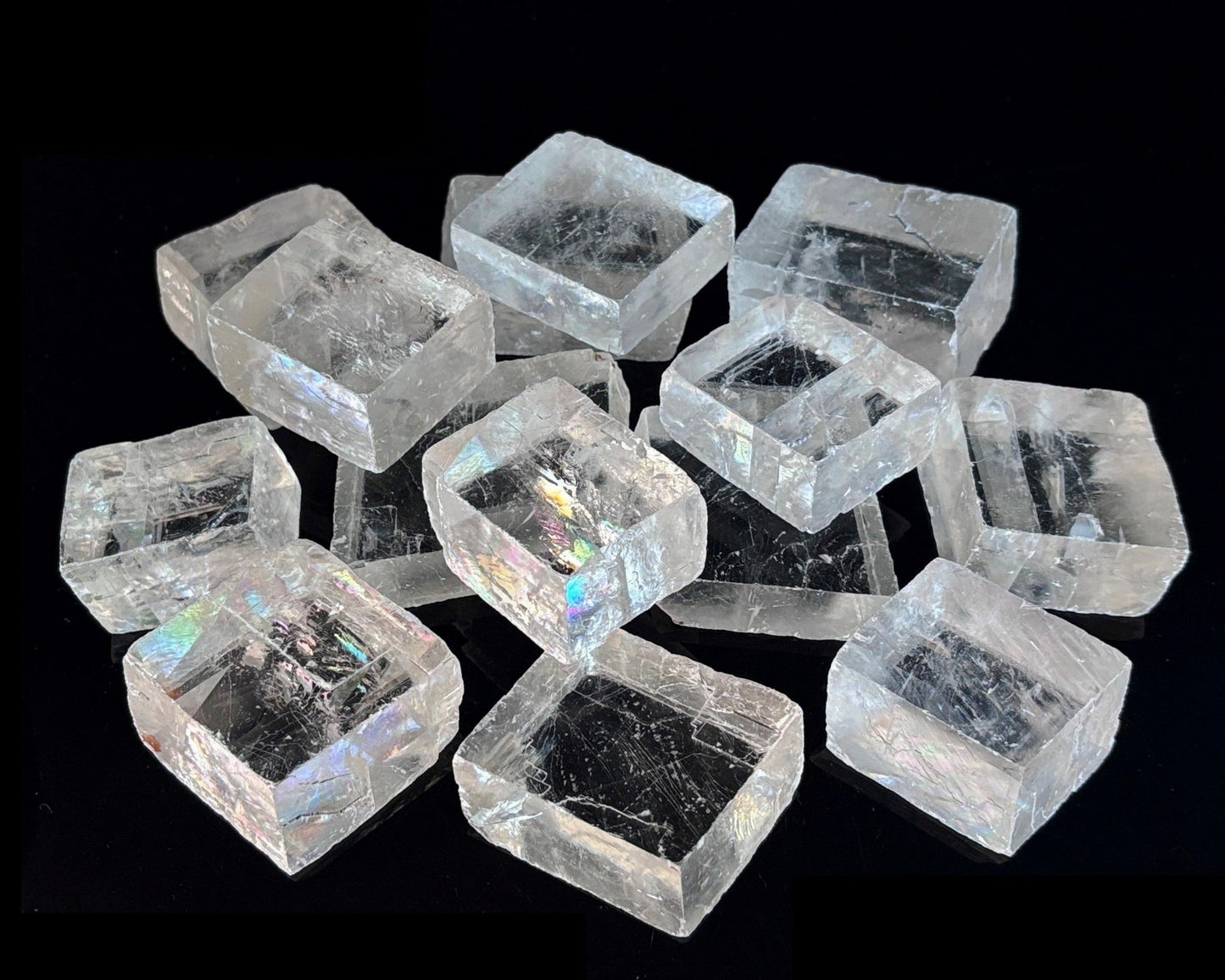 Ansicht von vorn: Calcit Kristalle (Doppelspat) auf schwarzem Hintergrund