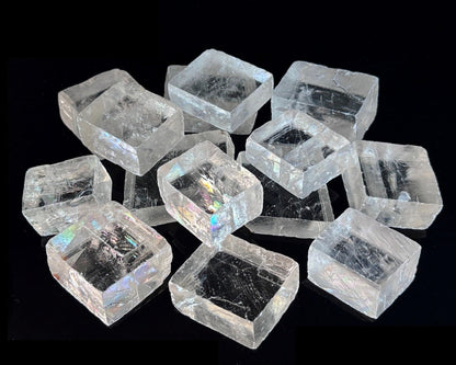 Ansicht von vorn: Calcit Kristalle (Doppelspat) auf schwarzem Hintergrund