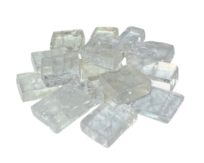 Ansammlung natürliche Calcit Kristalle (Doppelspat) auf weißem Hintergrund