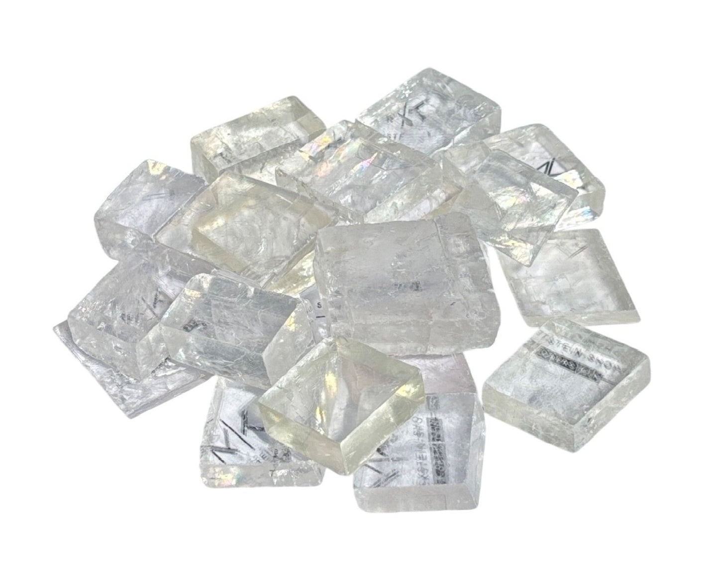 Ansicht von oben: Vielzahl an Calcit Kristallen (Doppelspat) mit sichtbarer doppelter Schrift 