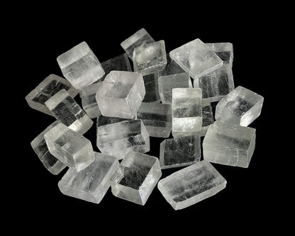 Vorderansicht mit vielen natürlichen Calcit Kristallen (Doppelspat) auf schwarzem Hintergrund