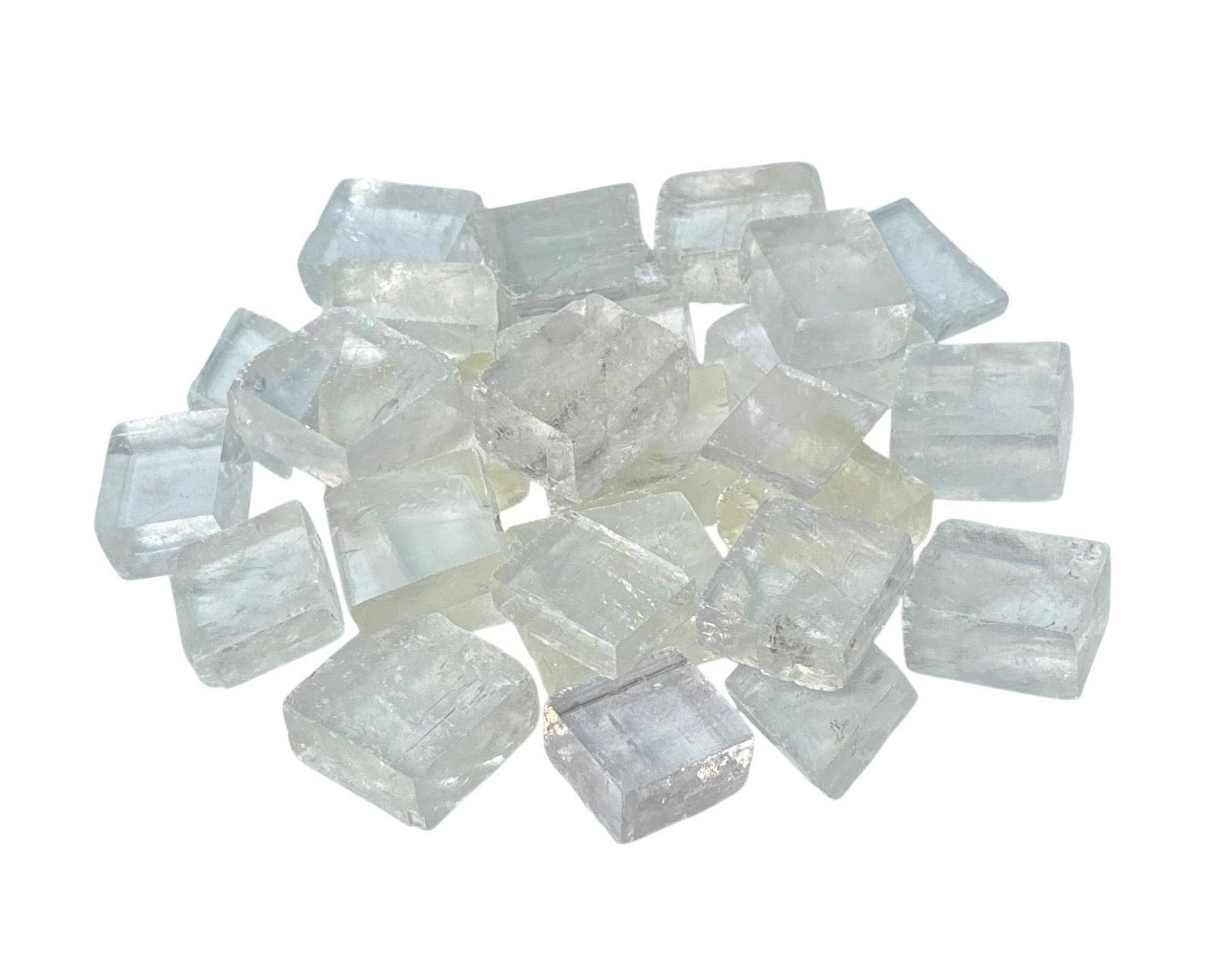 Ansicht von vorn: Calcit Kristalle (Doppelspat) auf weißem Hintergrund