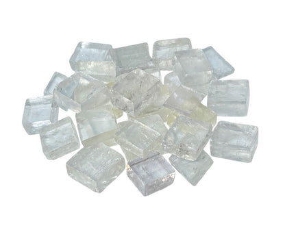 Ansicht von vorn: Calcit Kristalle (Doppelspat) auf weißem Hintergrund