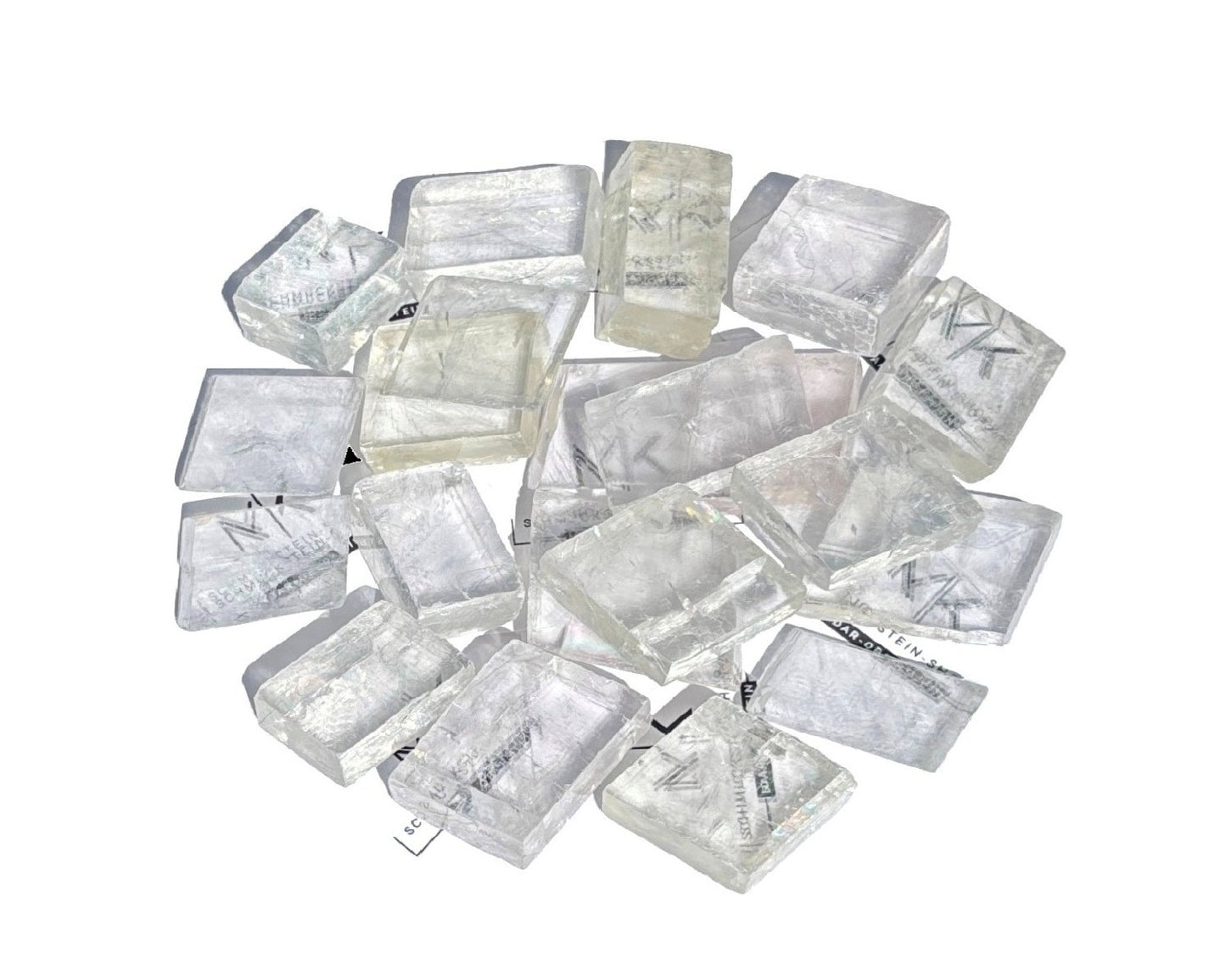 Ansicht von oben: Vielzahl an Calcit Kristallen (Doppelspat) mit sichtbarer doppelter Schrift 