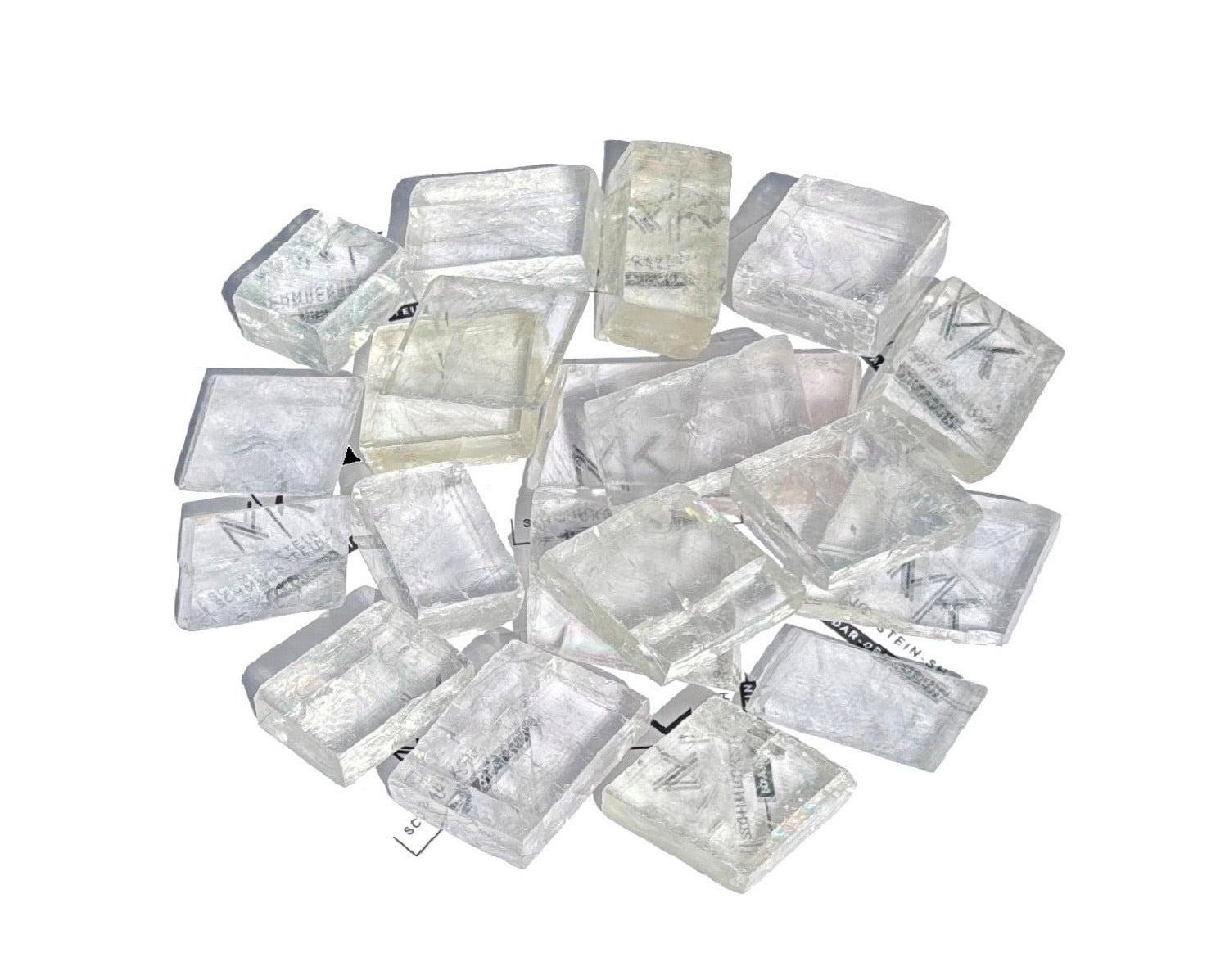 Ansicht von oben: Vielzahl an Calcit Kristallen (Doppelspat) mit sichtbarer doppelter Schrift 