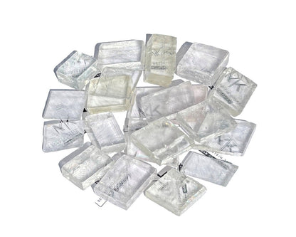 Ansicht von oben: Vielzahl an Calcit Kristallen (Doppelspat) mit sichtbarer doppelter Schrift 