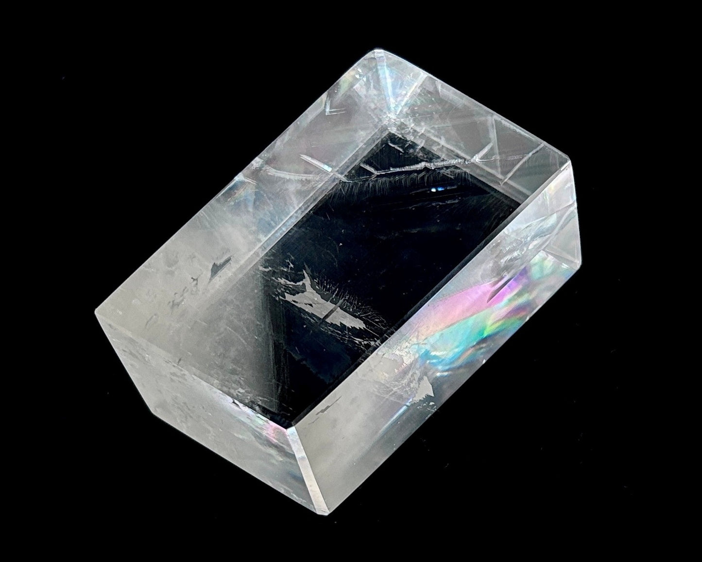 Ansicht rechts: Einzelner polierter Calcit Kristall auf schwarzem Hintergrund