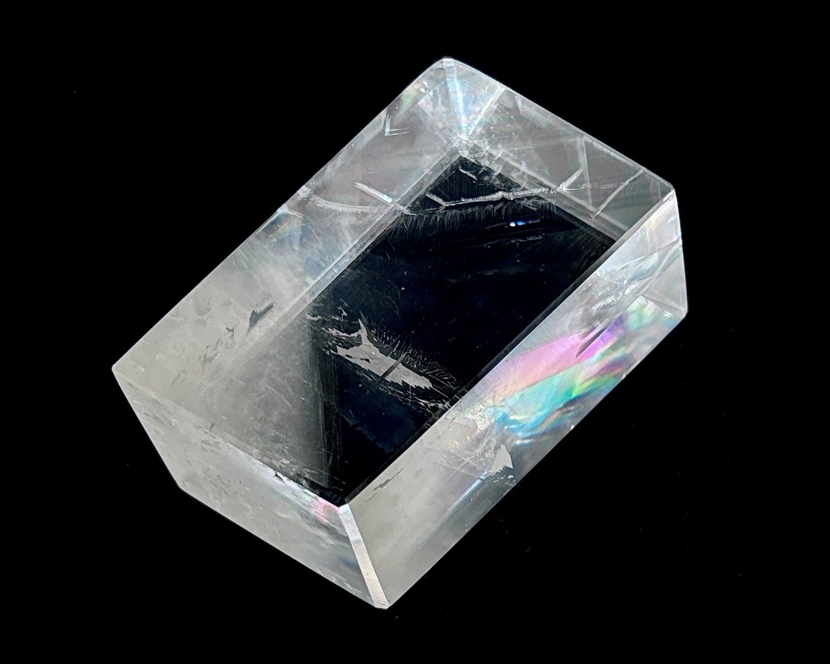 Ansicht rechts: Einzelner polierter Calcit Kristall auf schwarzem Hintergrund