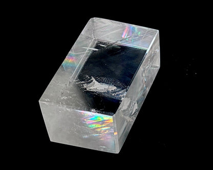 Seitenansicht rechts: Einzelner polierter Calcit Kristall auf schwarzem Hintergrund