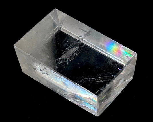 Ansicht links: Einzelner polierter Calcit Kristall auf schwarzem Hintergrund