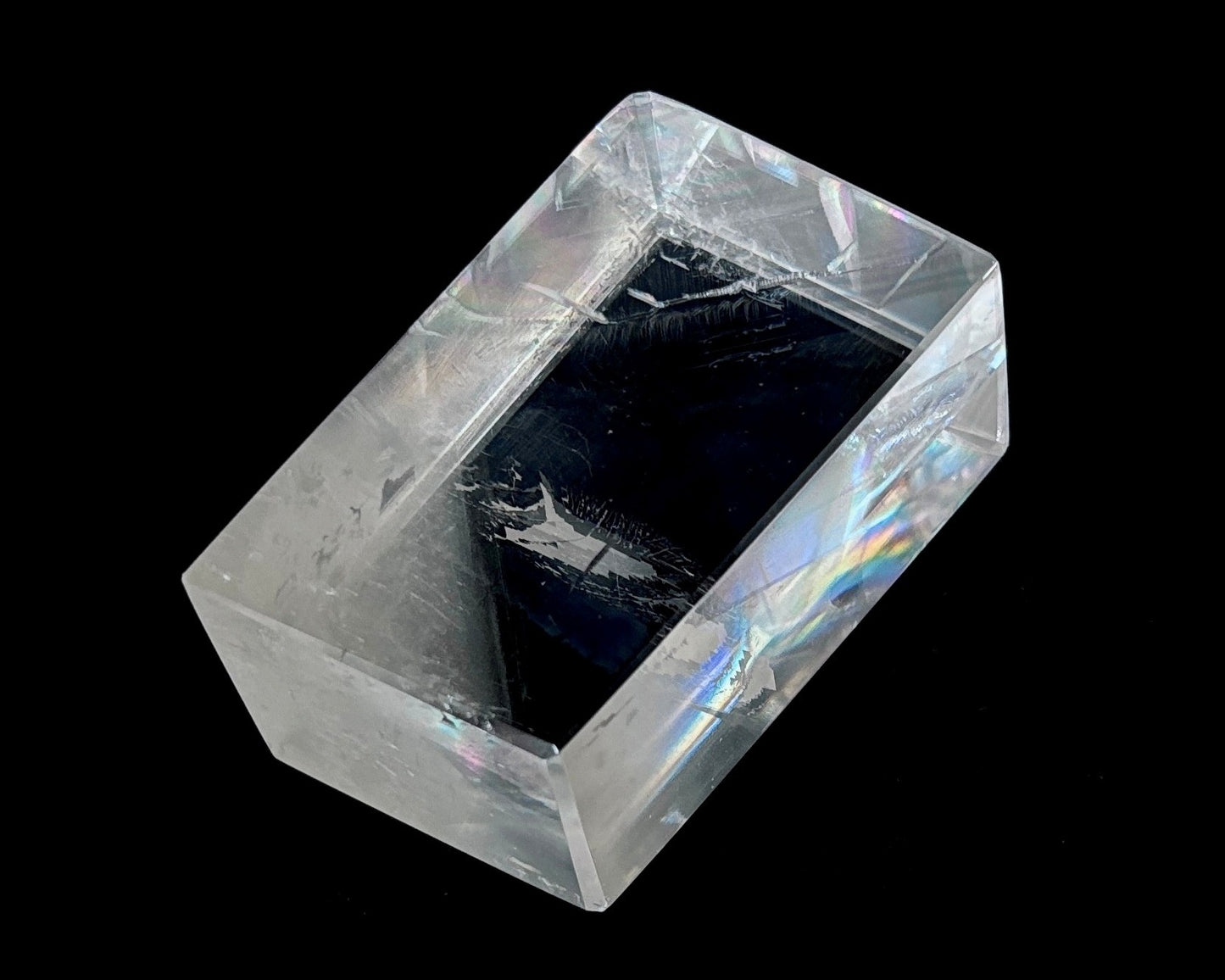 Ansicht von oben: Einzelner polierter Calcit-Kristall (Doppelspat) mit sichtbarer doppelter Schrift