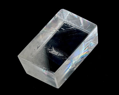 Ansicht von oben: Einzelner polierter Calcit-Kristall (Doppelspat) mit sichtbarer doppelter Schrift