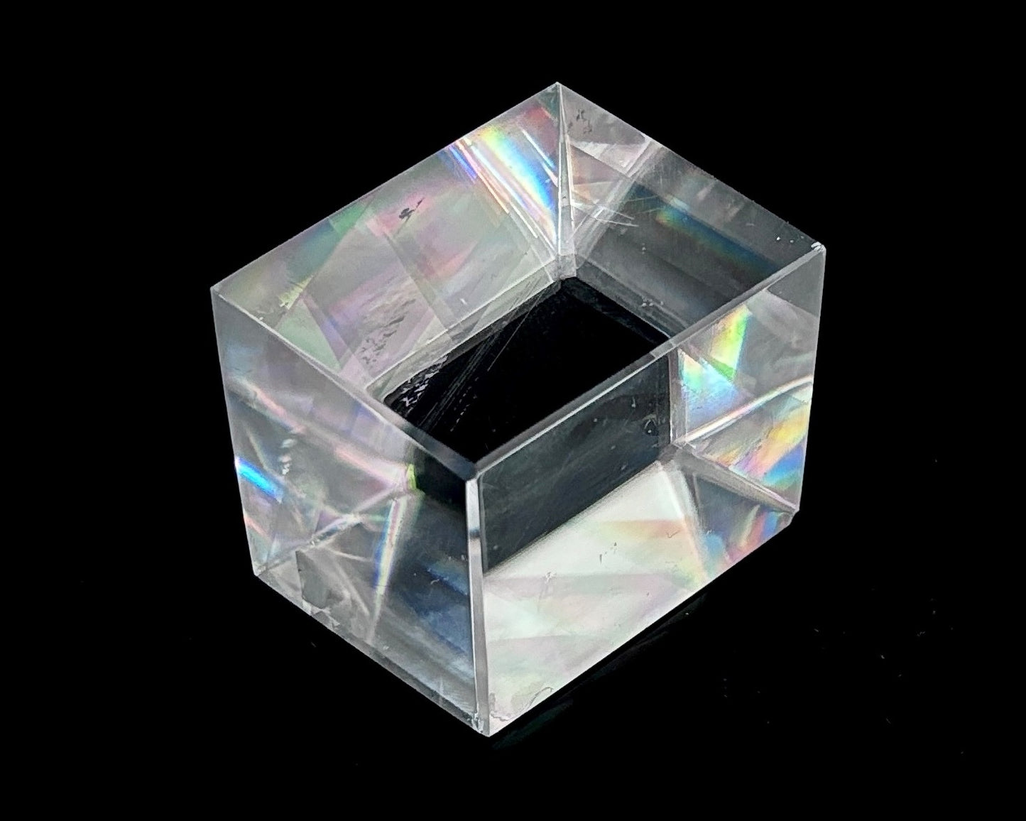 Ansicht links: Einzelner polierter Calcit Kristall auf schwarzem Hintergrund